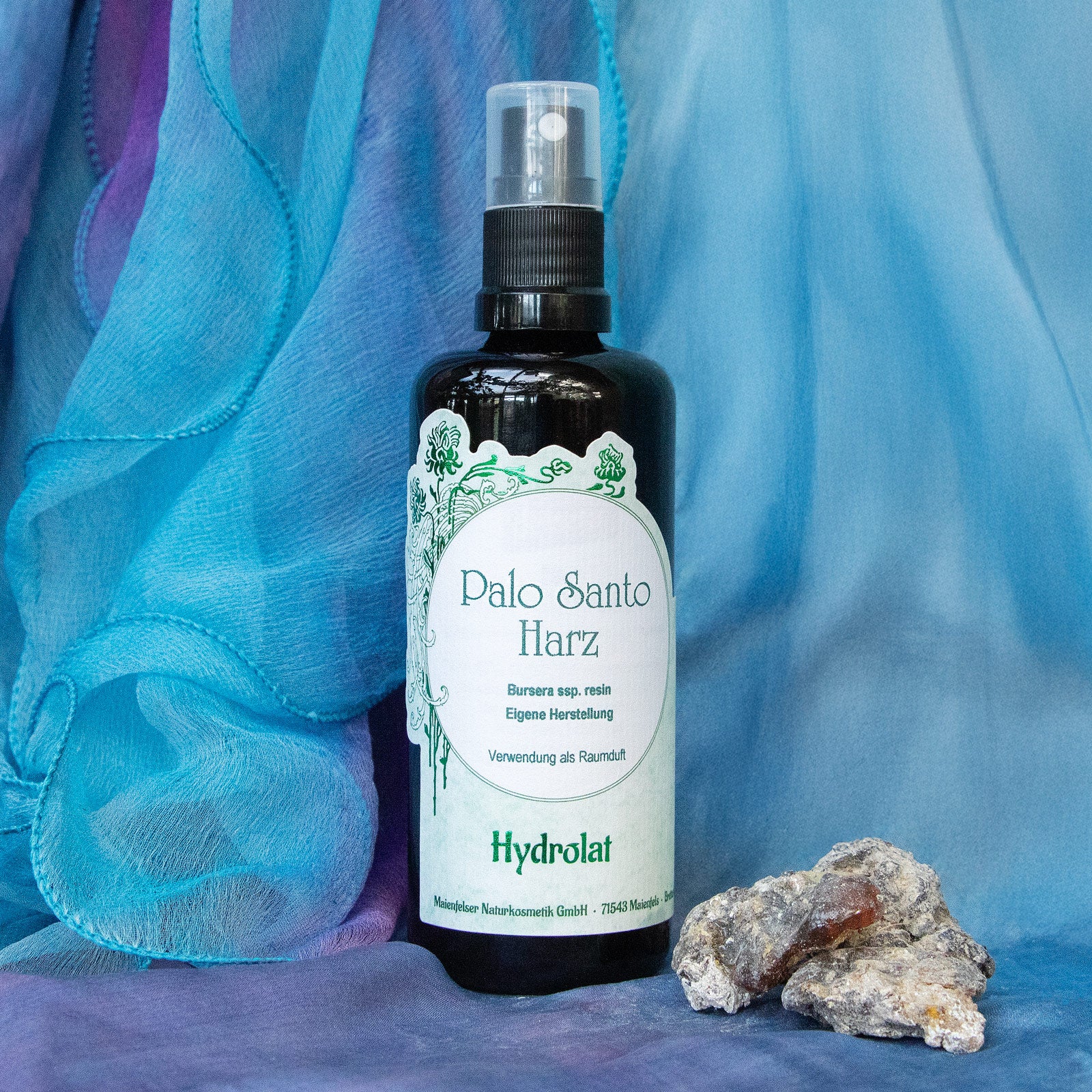 Hydrolat mit Holzhintergrund